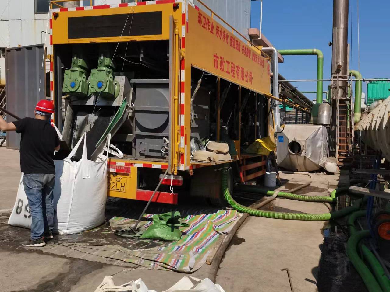 新盈镇淤泥压干处理